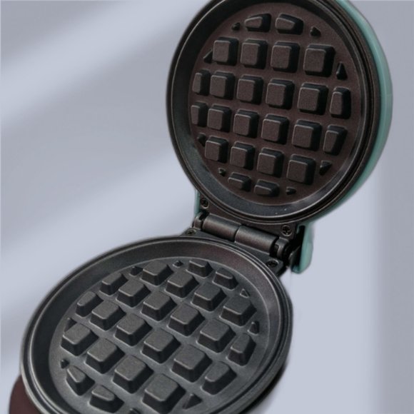 New Mini Portable Electric Waffle Maker Round Steel Waffle ‎110 Volts ‎550 Watts - Picture 2 of 5